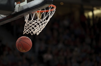 篮球直播画面 - NBA赛场球员扣篮瞬间，观众热烈欢呼